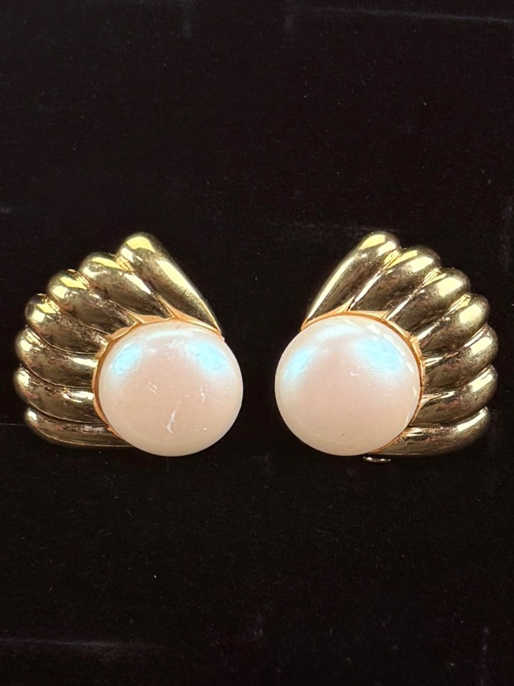 Beautiful, vintage, aged goldtone faux pearl clip on earrings